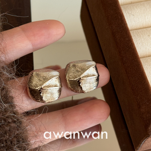 阿婉Wan质感咖金~秋冬高级感方块纹理耳钉贵气通勤重工时髦耳饰