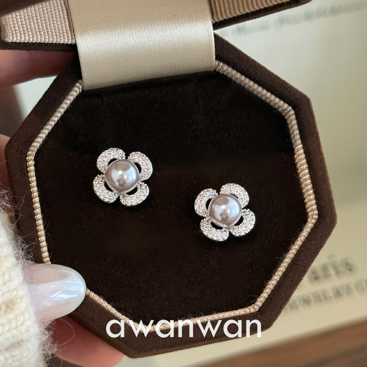 阿婉Wan 柔光山茶~优雅满钻四叶草珍珠耳钉通勤时尚百搭耳饰