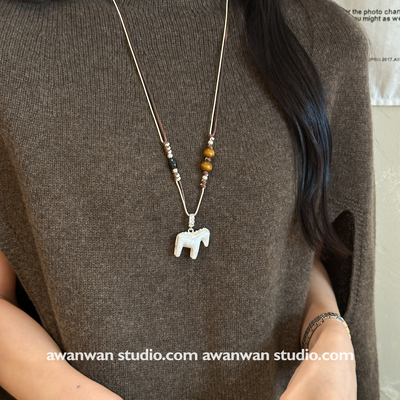 阿婉Wan马上有钱~高级感复古风小马吊坠项链抽拉设计本命年项链