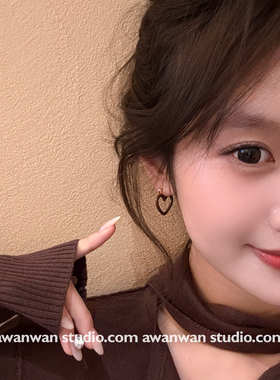 阿婉Wan 奶咖爱心~可爱复古滴釉爱心耳钉秋冬高级感简约耳扣耳饰