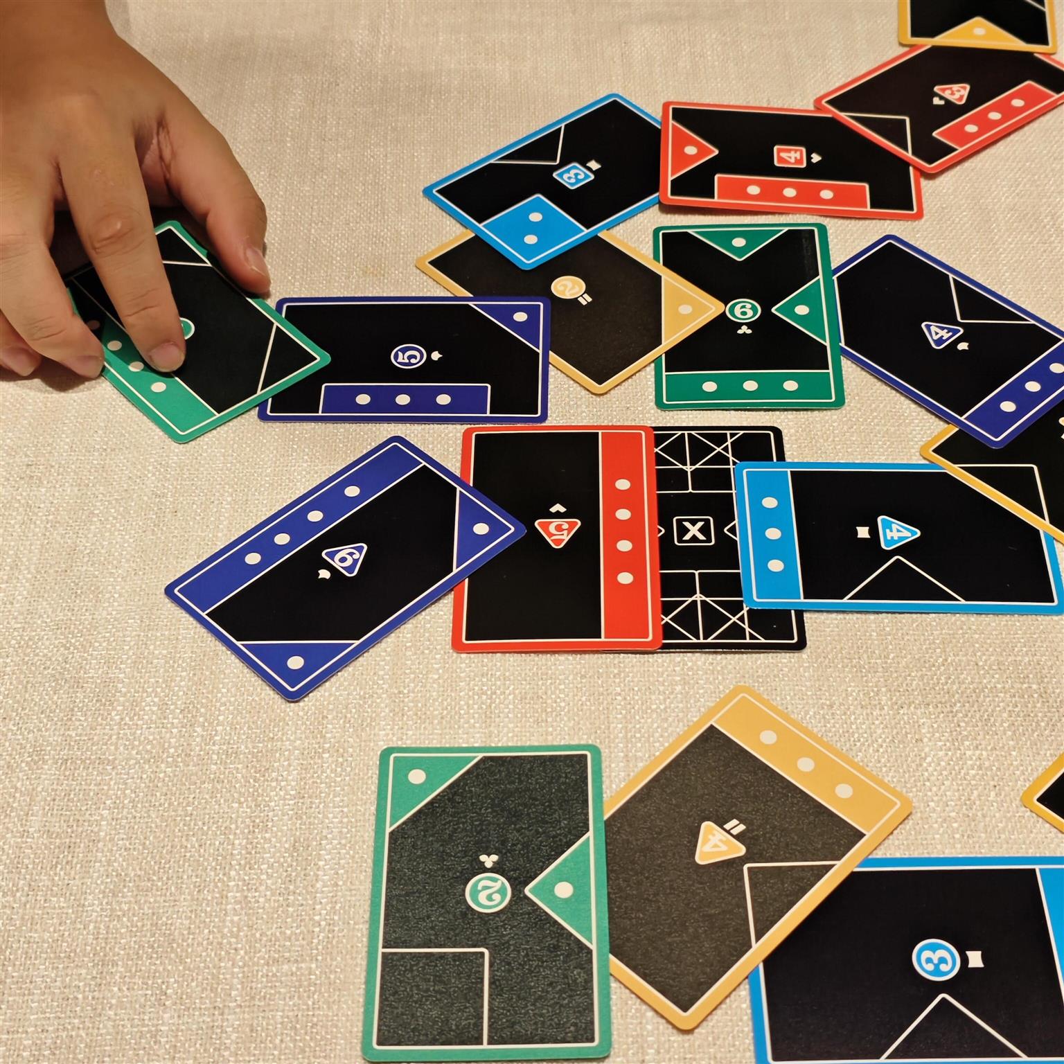 TACTA塔克塔纸牌游戏战略形状匹配派对游戏家庭聚会休闲卡牌桌游