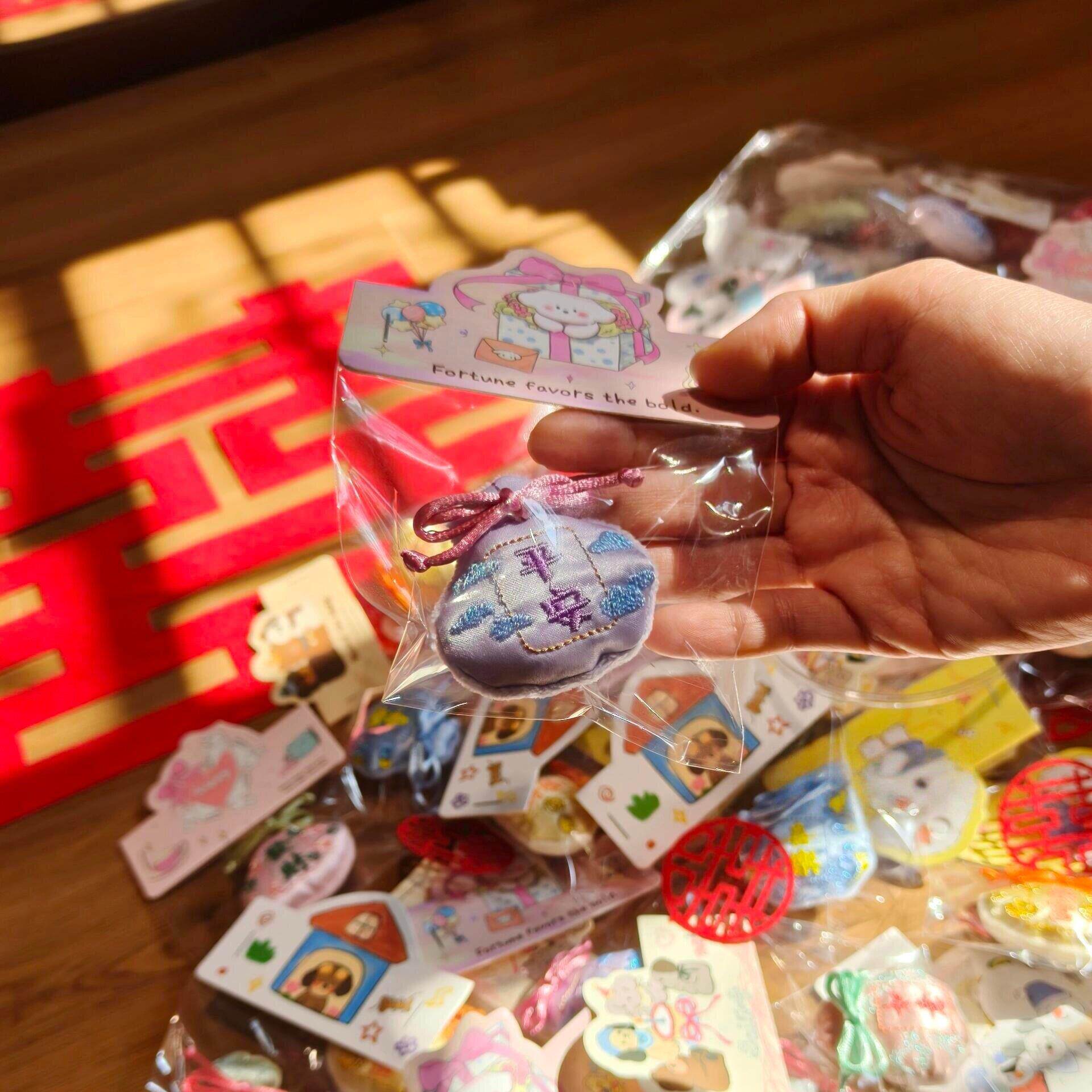 婚礼抛洒娃娃创意国风充棉荷包布艺刺绣福袋胸针结婚现场互动神器