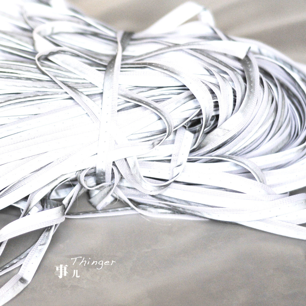 반사 롤링 스트립 - 거즈 안감 및 밝은 은색 색상|미터당 가격이 있는 미래 지향적인 구조 선 및 장식 가장자리