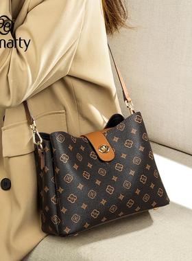 水桶包包女士2025新款潮斜挎包大容量通勤妈妈包老花包单肩腋下包