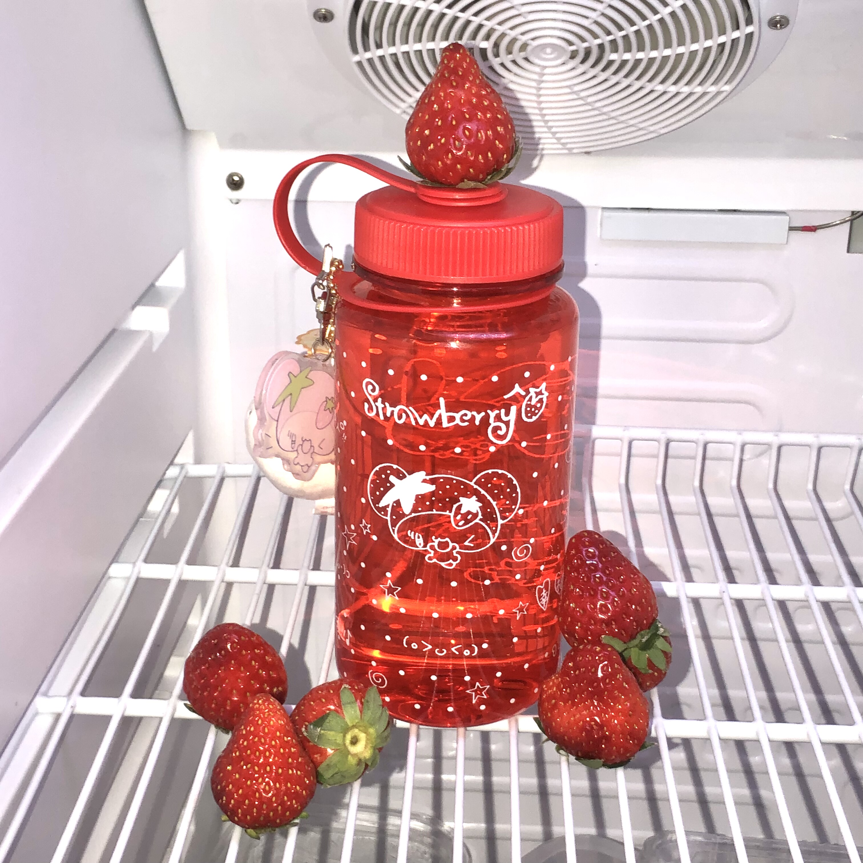 人类咸果酱原创手绘颜文字萌物草莓波点水杯600ml随行杯礼物预售