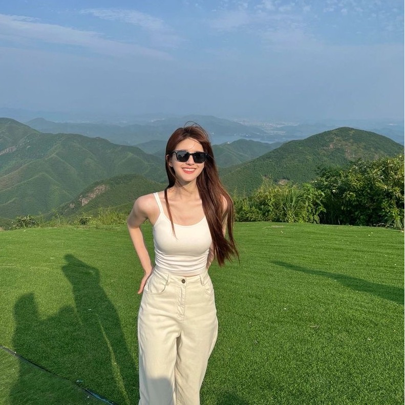 带胸垫一体式露背吊带背心