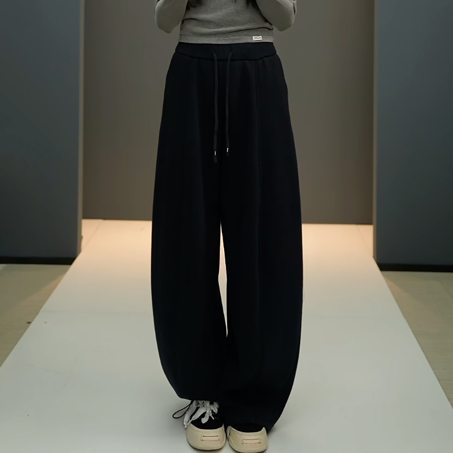 松紧腰抽绳运动休闲加绒弯刀卫裤