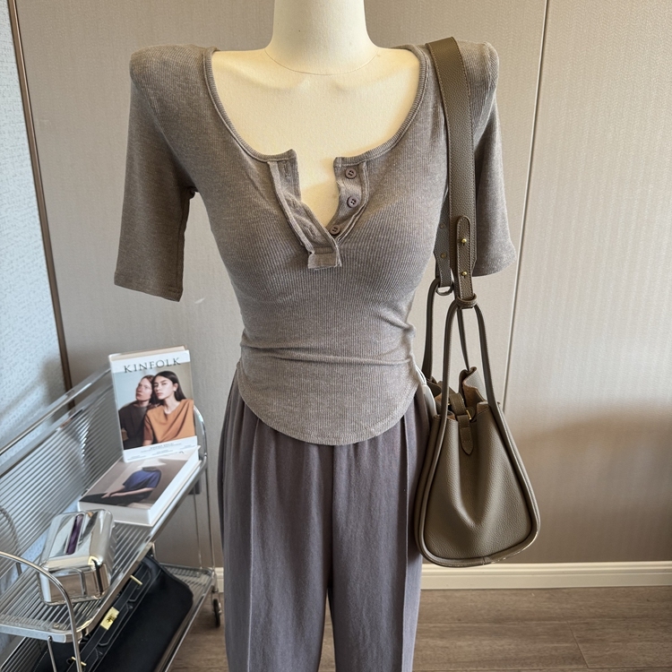 显身材中袖T恤女设计感纽扣紧身