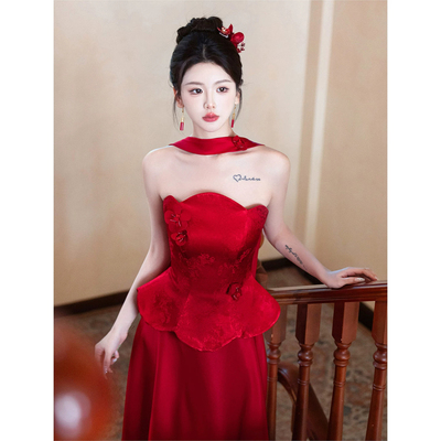 新中式酒红抹胸新娘结婚礼服
