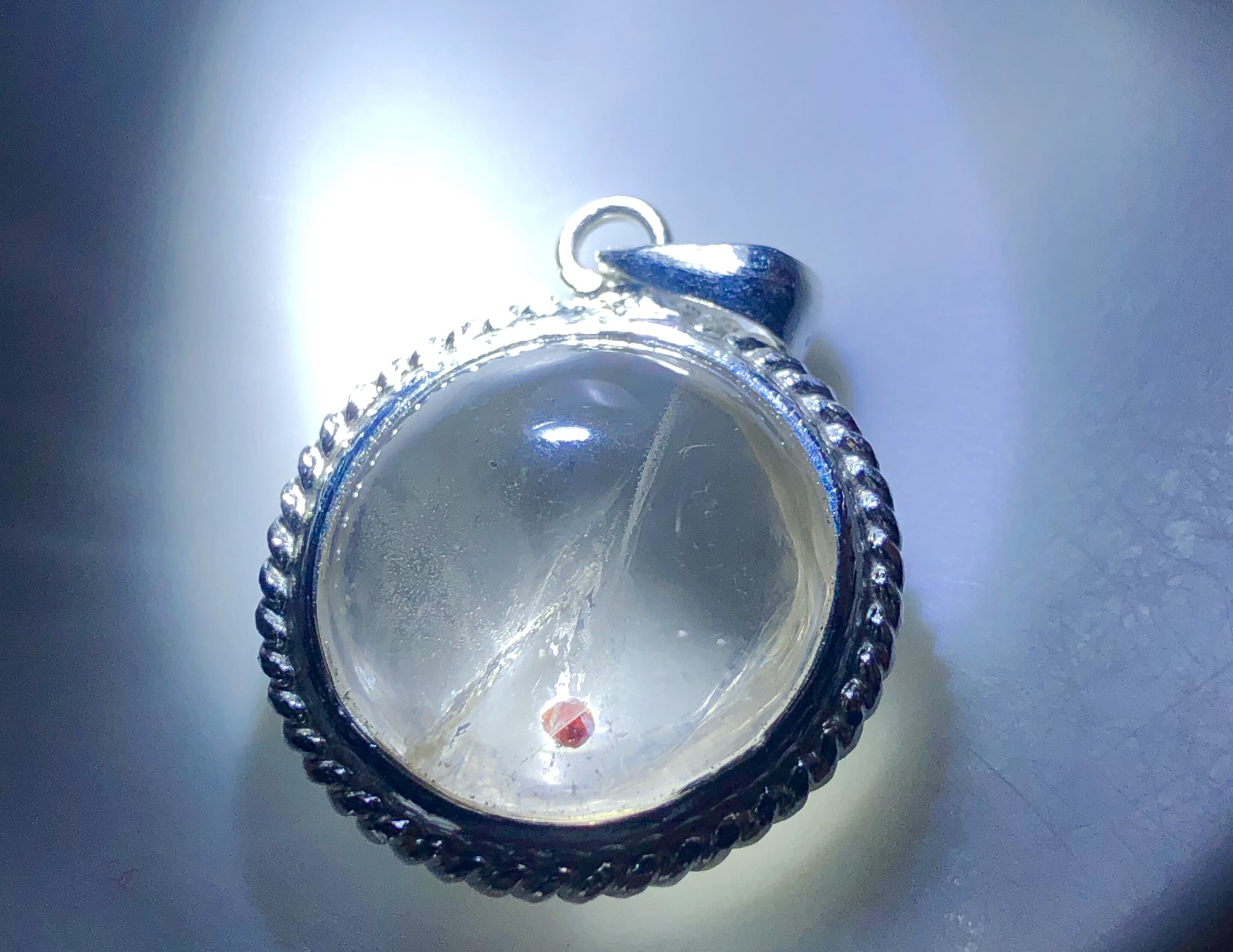 天然水晶包裹红石榴石红色宝石共生矿吊坠