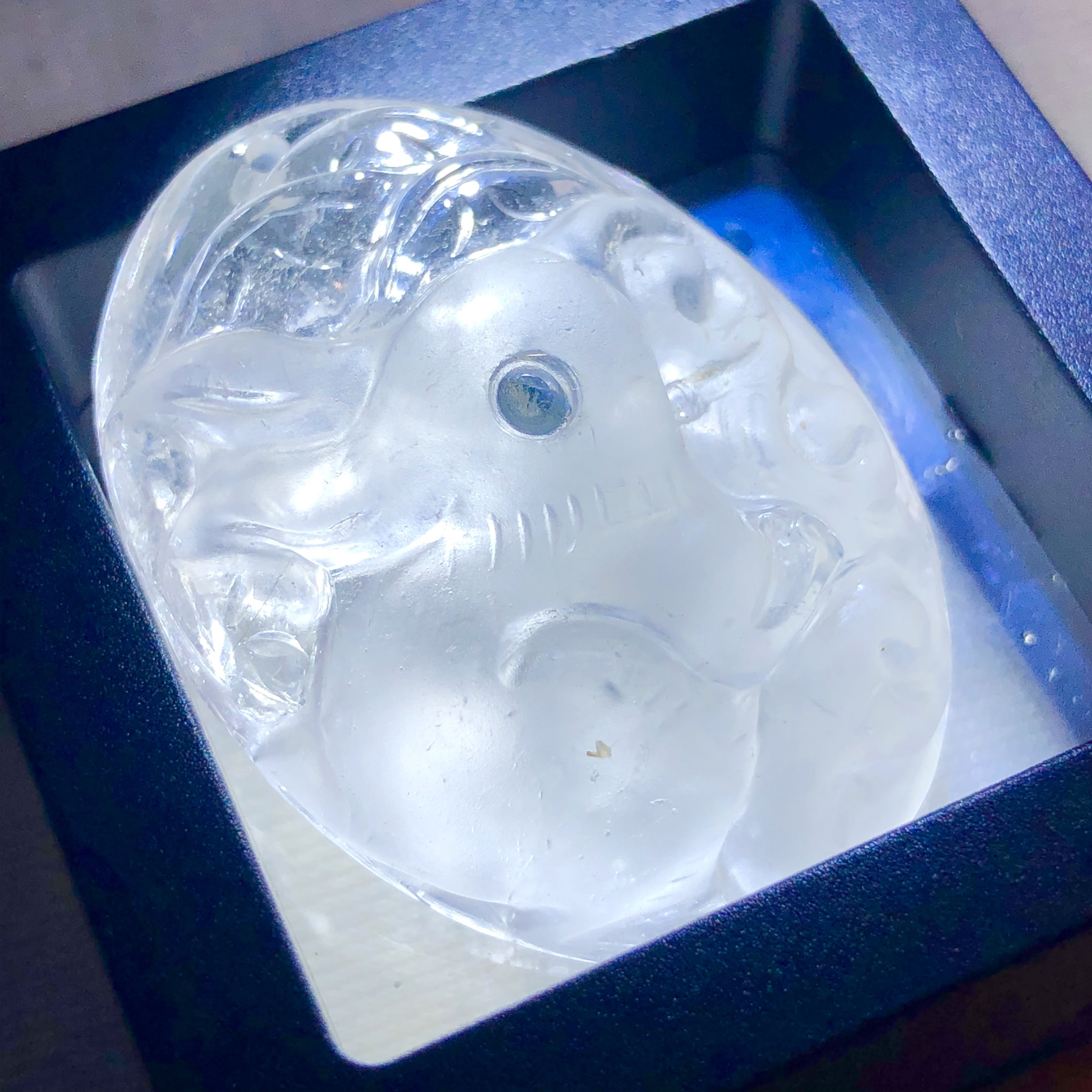 收藏稀有天然俏色全包裹蓝色宝石水晶共生雕刻兔子吊坠