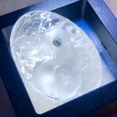 收藏稀有天然俏色全包裹蓝色宝石水晶共生雕刻兔子吊坠