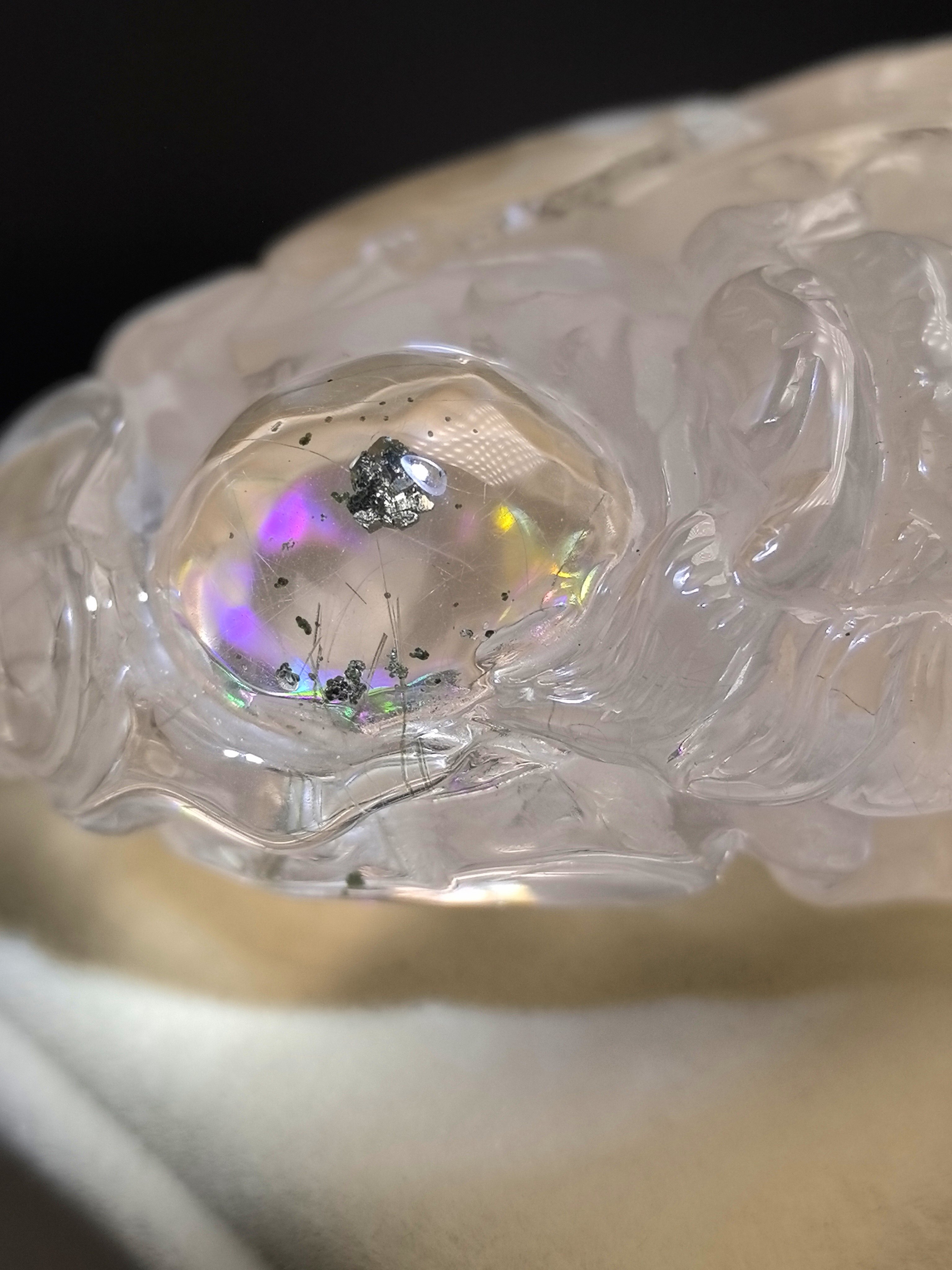 收藏款精美天然水晶镂空雕刻巴西包裹彩虹黄铜矿石把玩车挂龙盘球