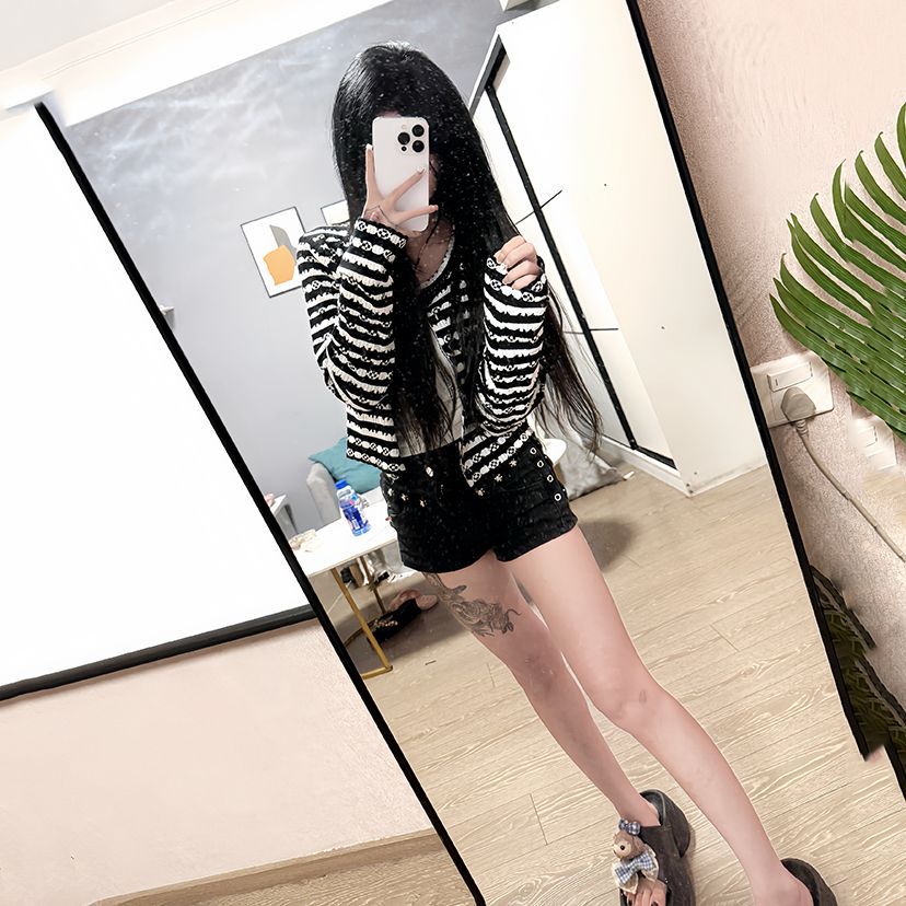 网红同款春秋减龄小香风圆领条纹长袖针织开衫外套+铆钉牛仔短裤