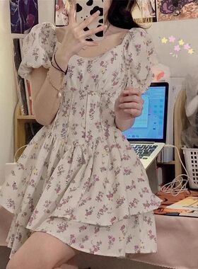 碎花连衣裙女2026夏季新款茶歇法式复古泡泡袖辣妹纯欲风收腰裙子