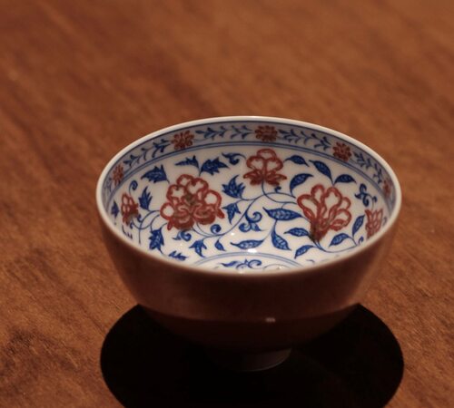 半斋豇豆红青花釉里红缠枝莲鸡心杯 100m l