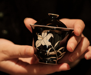 半斋金错银黑地百合小盖碗80ml