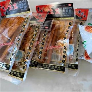 卫龙102g大面筋辣条儿时怀旧经典透明包装网红小吃零食大礼包