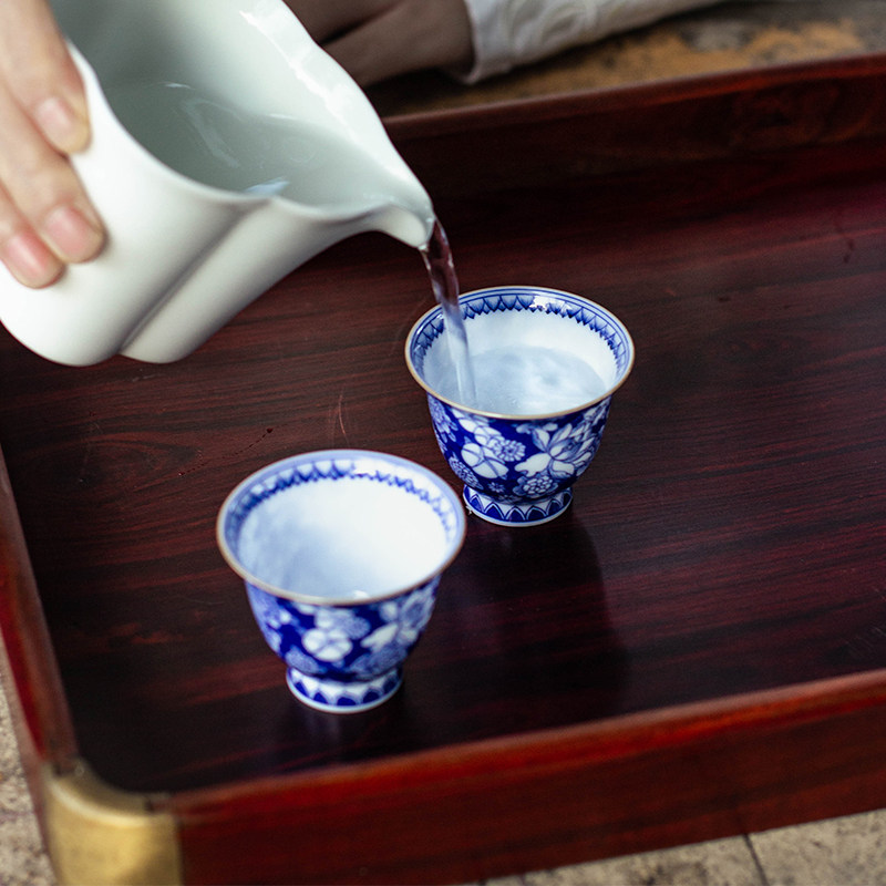 八和青花系列 春酒暖杯 器型小巧精致,是不多见的卵幕杯