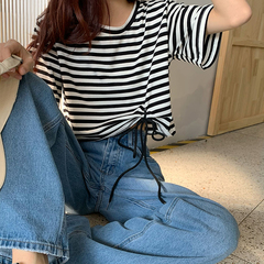 A short T-shirt with stripe design