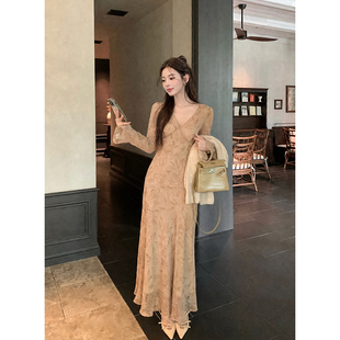 实拍 2026秋季新款法式优雅V领纯色裙子长袖雪纺碎花连衣裙女