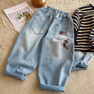 魔西童装2026春季男童简约刺绣修身小脚洋气浅色牛仔裤磨白长裤潮