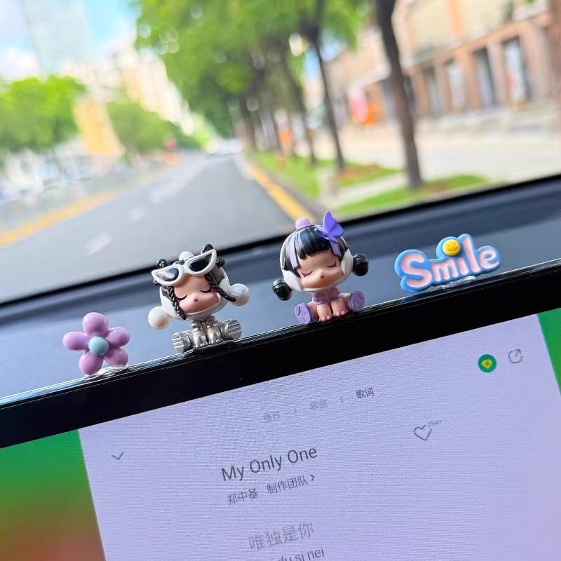 泡泡玛特车载摆件特斯拉车饰汽车中控台屏幕车内装饰可爱公仔