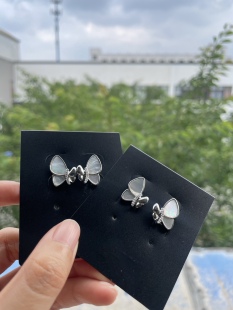 源300+!现129.9!贝壳蝴蝶耳钉 灵动仙气 上耳显贵又百搭 闭眼入
