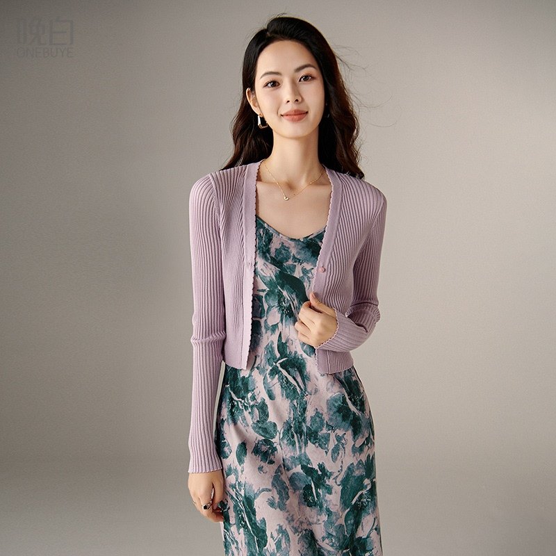 晚白2026年春新款时尚简约V领上衣亲肤舒适修身百搭针织开衫女