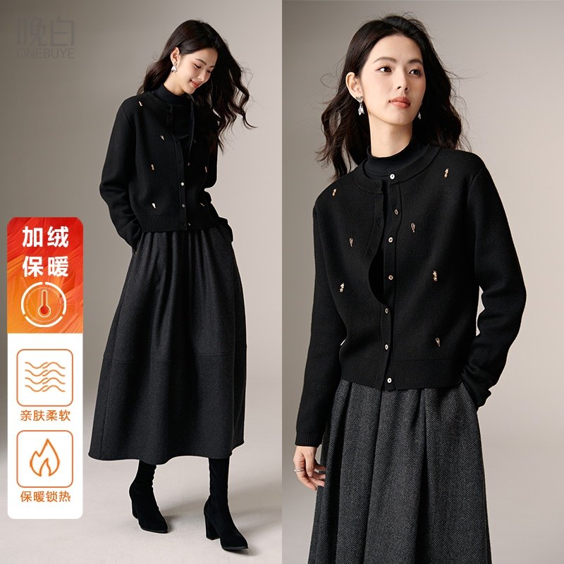 晚白2025年冬新款时尚简约加绒毛衣柔软舒适休闲百搭针织开衫女