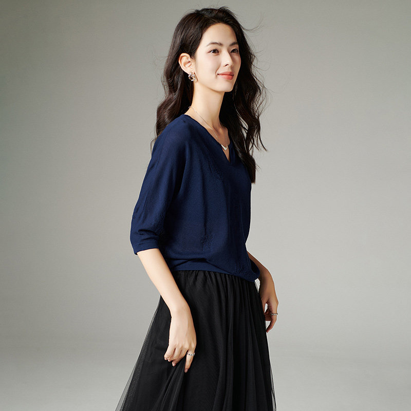 晚白2026年春新款时尚优雅V领毛衣柔软舒适大码休闲针织衫女