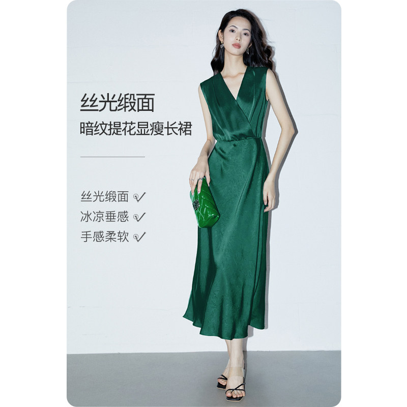 晚白2026年夏季新款时尚简约V领裙子缎面印花丝滑垂顺无袖连衣裙