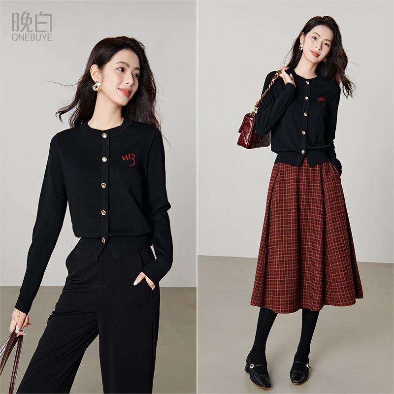晚白2025年秋新款简约气质上衣圆领含羊毛经典百搭套头针织衫女