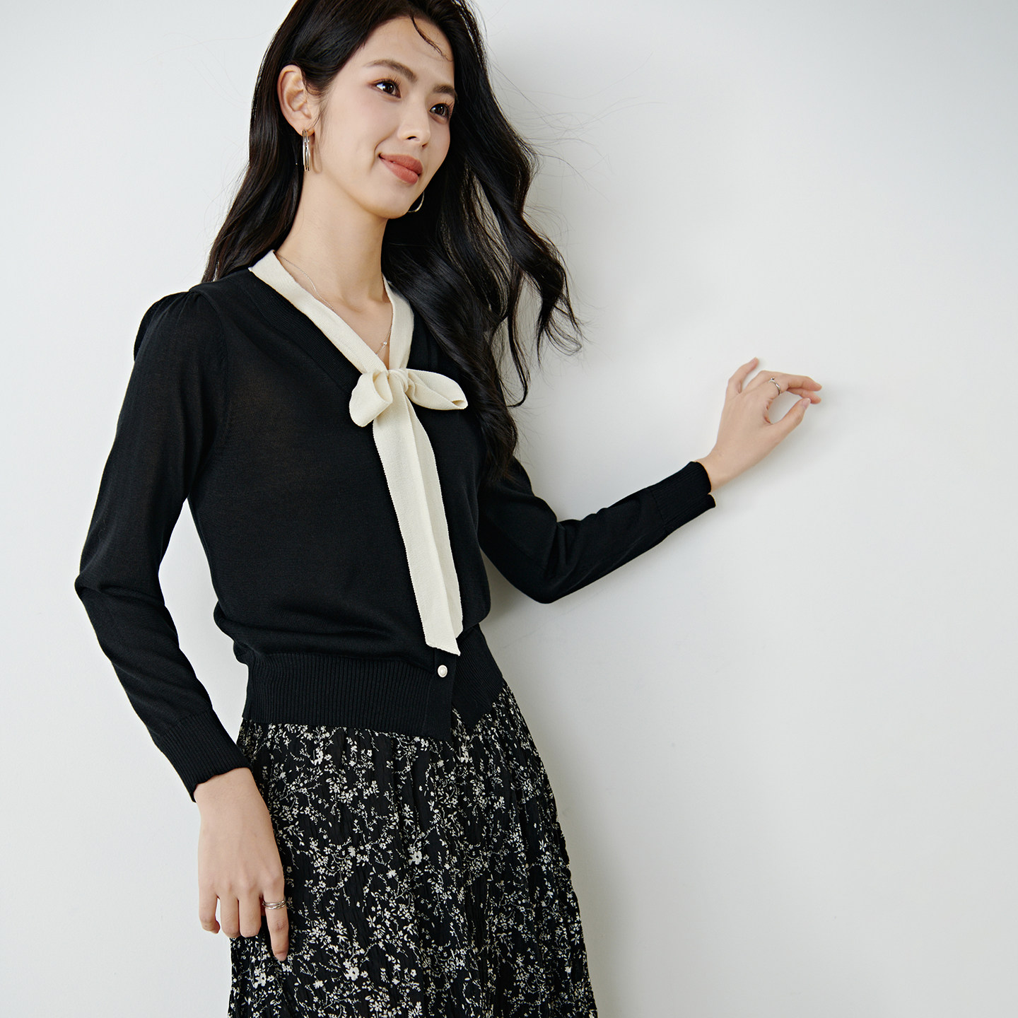 晚白2026春款经典撞色V领毛衣系带蝴蝶结莱赛尔针织衫上衣女