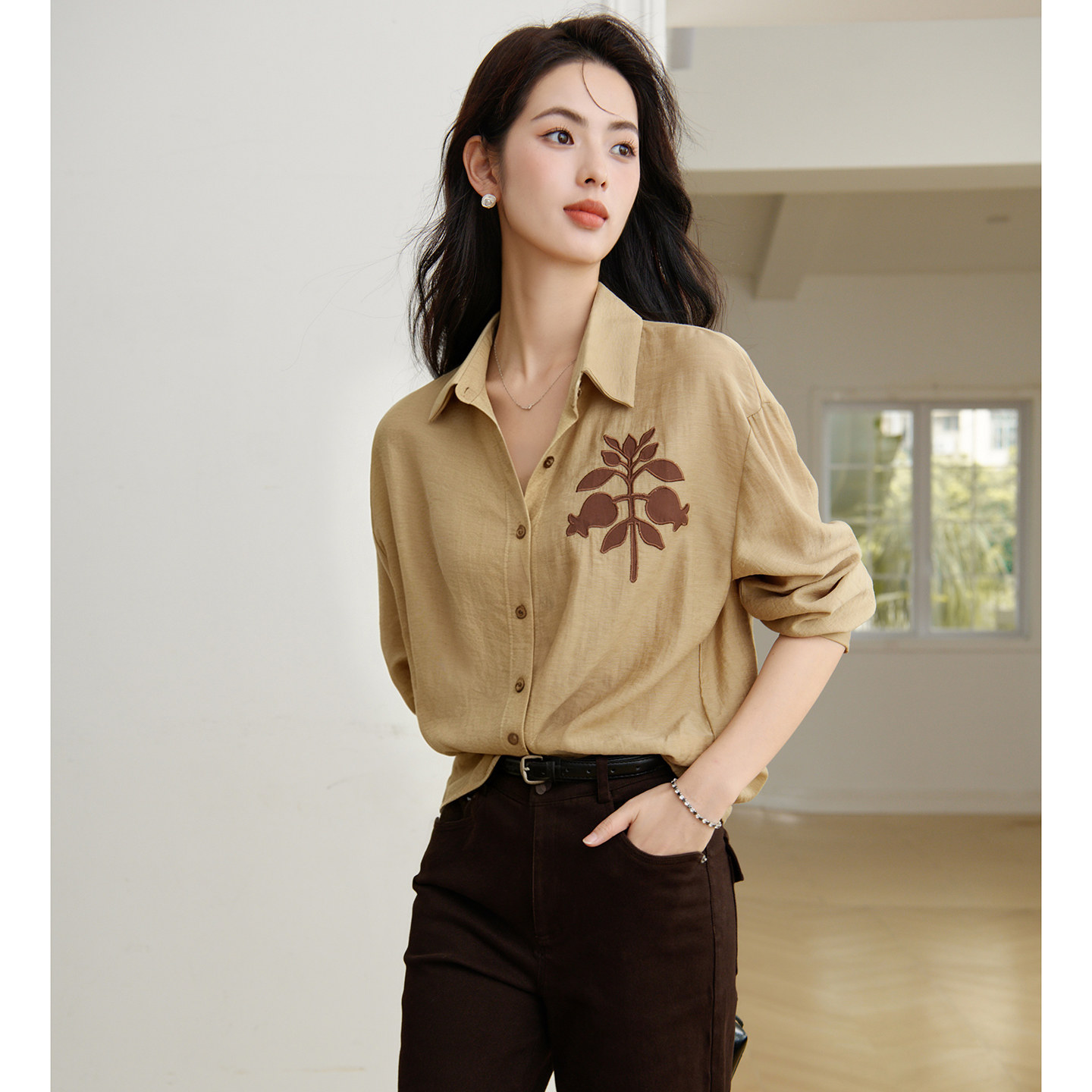 晚白含亚麻翻领衬衫女石榴刺绣图片