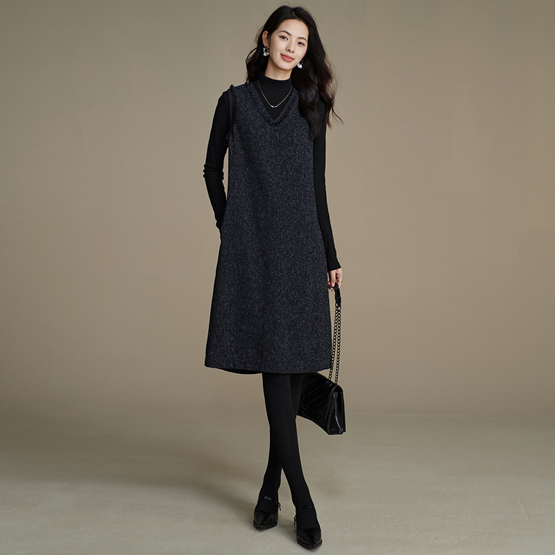 晚白纯色V领弹力直筒连衣裙