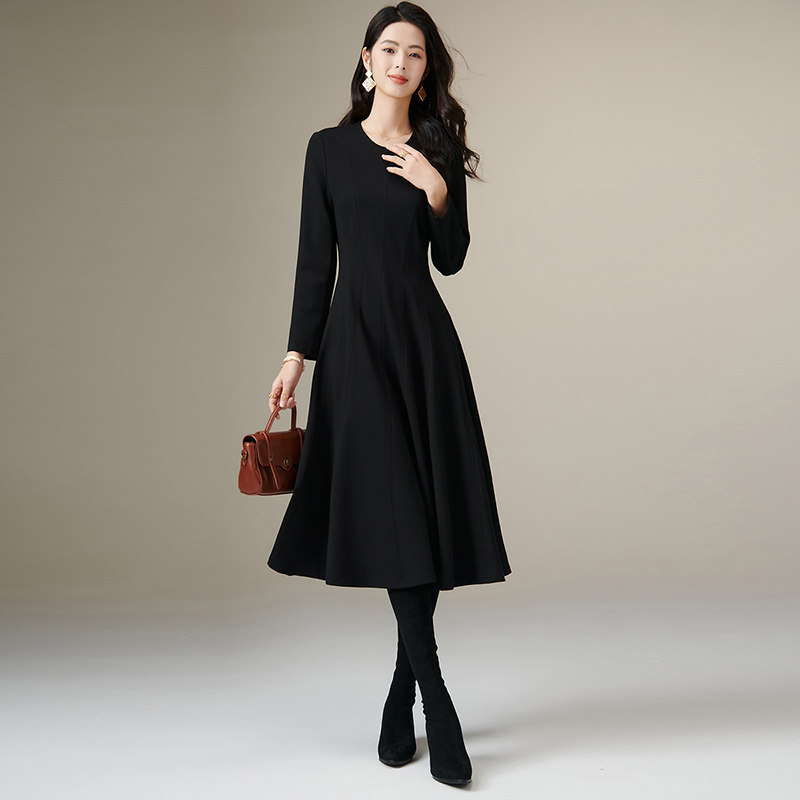 晚白2025年秋冬新款经典简约小黑裙垂坠有型弹力舒适A字连衣裙