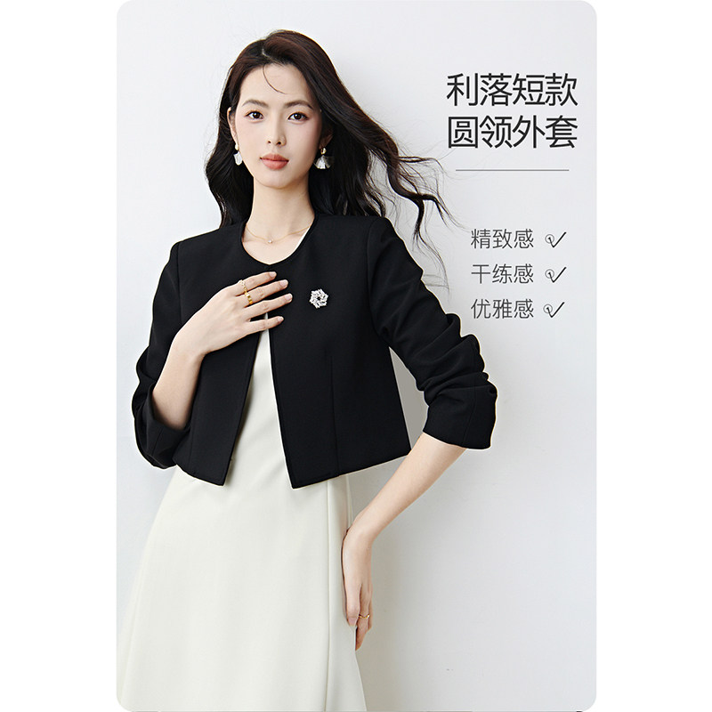 晚白2026年春新款配胸针圆领通勤风上衣都市极简风利落短外套女