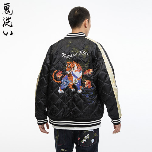 精工刺绣醒目图腾保暖外套