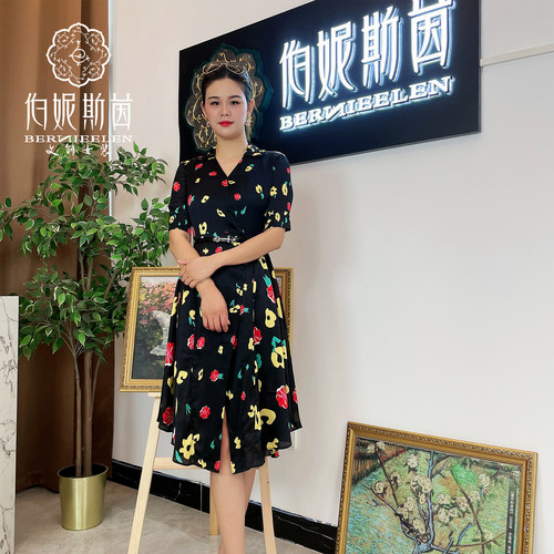 黄色V领与小翻领短袖连衣裙