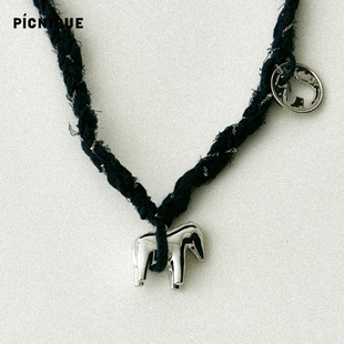 Picnique 木马雕塑小马画像硬币面料编织项链