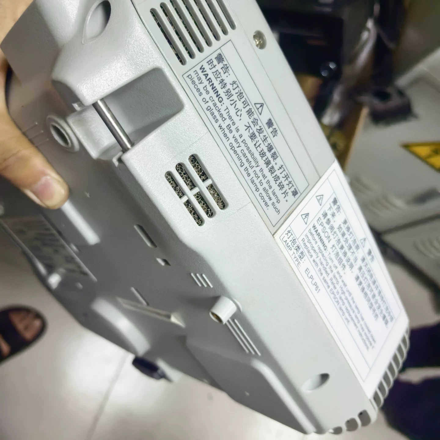 爱普生EB-C2080XN投影仪，型号H399E，日本制造。