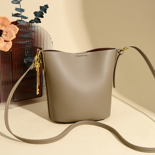 高级感真皮水桶包包女2025新款头层牛皮腋下包百搭单肩斜挎妈妈包