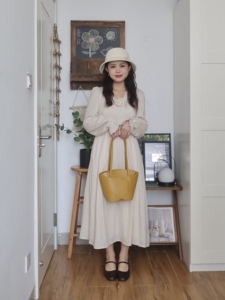 沉默家2024春款复古法式连衣裙女V领胸针油画感仙女裙收腰A字长裙
