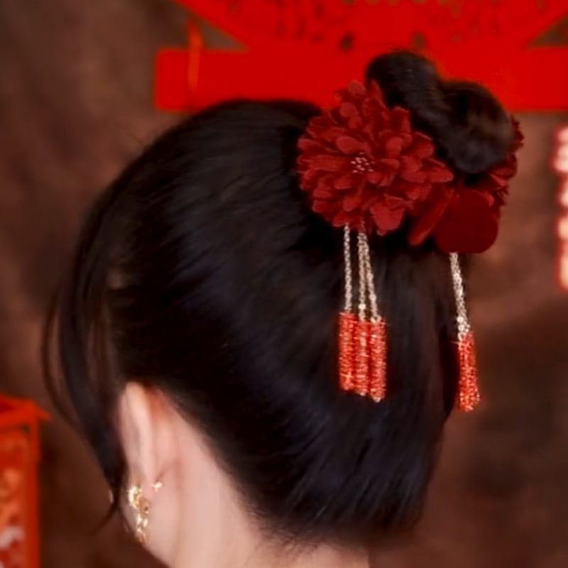喜庆红色丸子头花朵流苏抓夹发夹