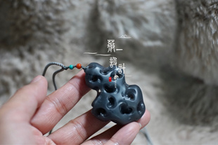 【薇一珠宝】疏风漏月天然烟灰色油润和田玉太湖石吊坠
