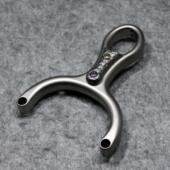 数控圆皮扁皮新款 射鱼弹弓打鱼钢珠弓钛合金闭口悟空TC21弹弓单卡