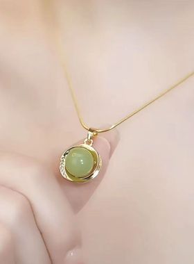 春色满园绿色转运珠锁骨链网红轻奢小众设计感项链钛钢不掉色吊坠