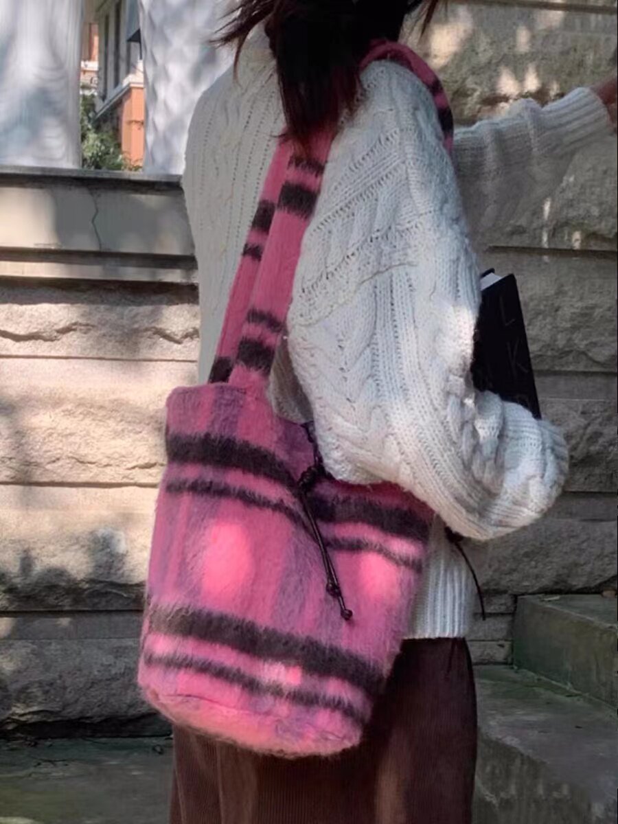 秋冬毛呢粉色大容量托特包洋气格纹呢子水桶单肩包上课通勤大包女