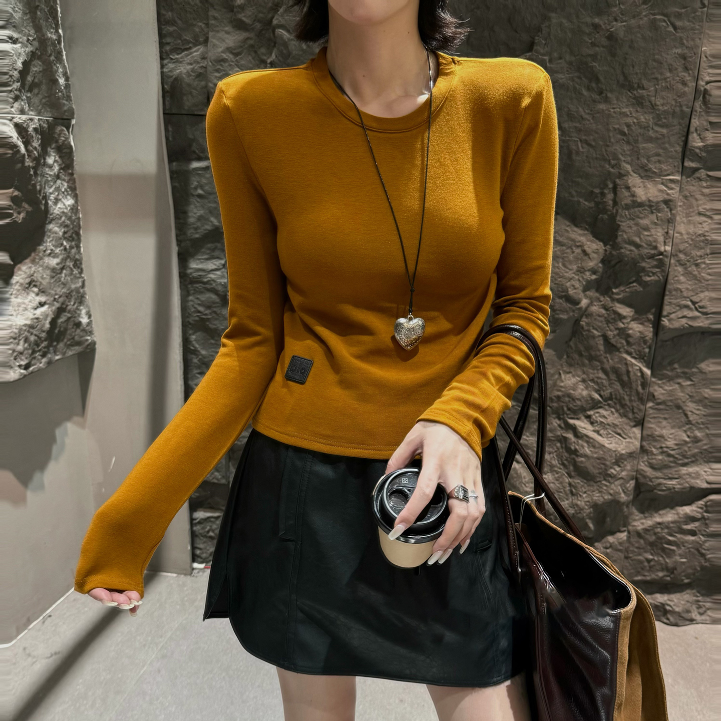 秋冬新品磨毛长袖T恤女垫肩修身